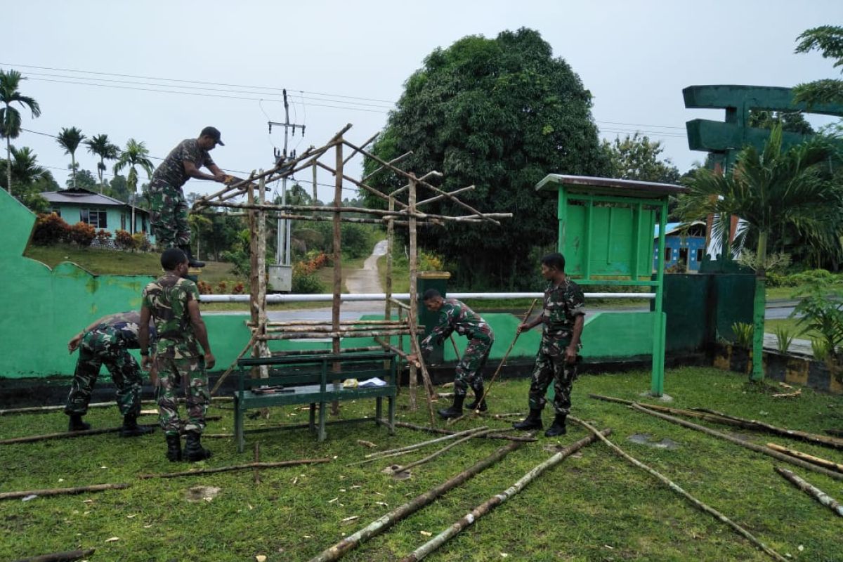 Koramil Biak Utara buat pondok jelang Natal bagian tradisi di Papua