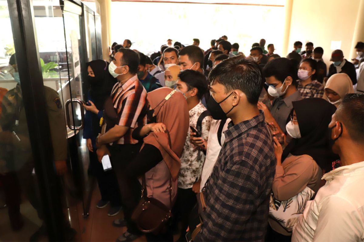 Ribuan pelamar kerja serbu Bursa Kerja Assik di Kota Surabaya