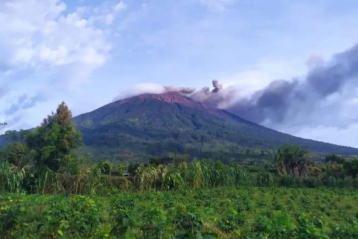 Gunung Kerinci erupsi Selasa pagi