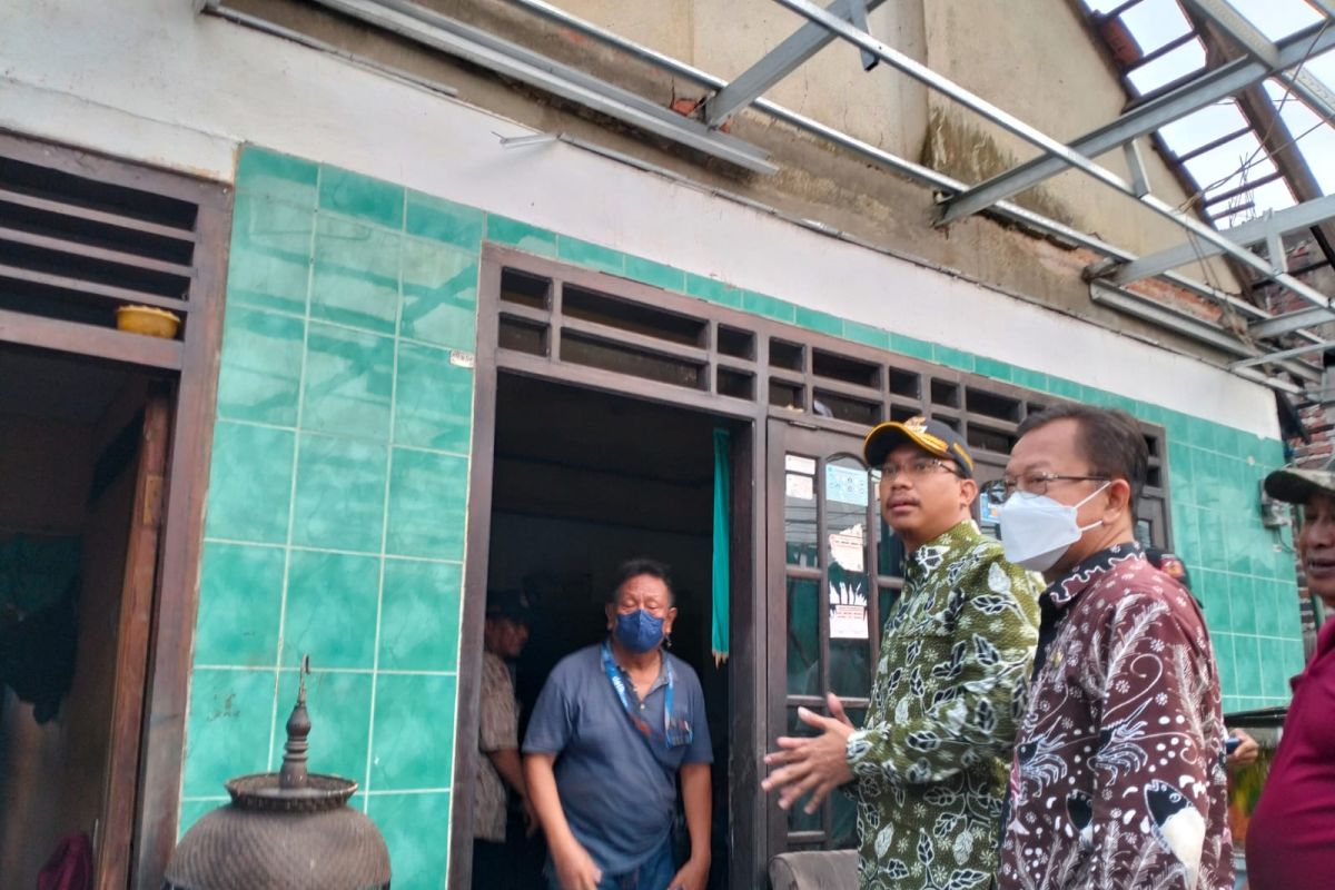 Puluhan rumah di Waru Sidoarjo rusak diterjang angin kencang