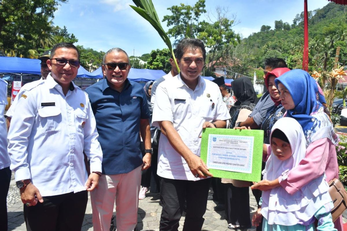 Peduli Difabel Sawahlunto, Semen Padang serahkan bantuan 20 stup lebah Galo-galo