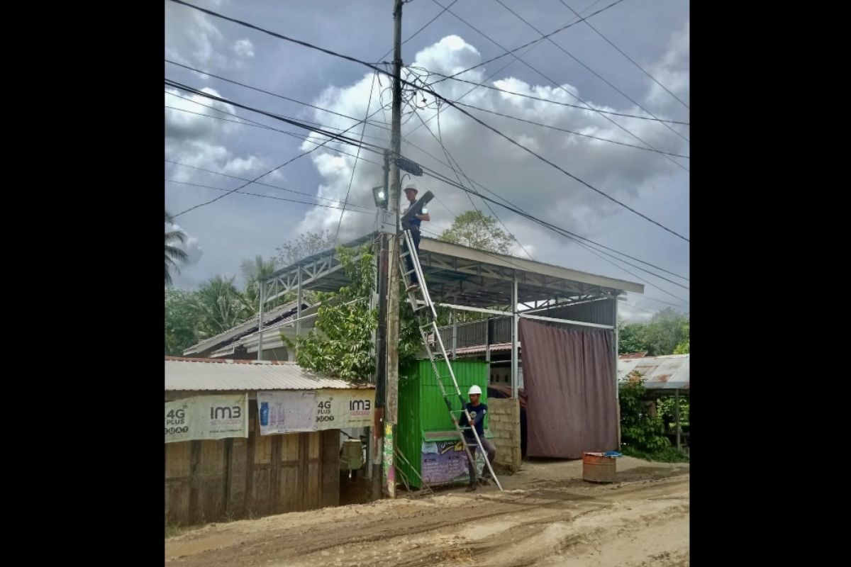 Dishub pasang lampu sorot minimalisir kecelakaan di Desa Mantimin