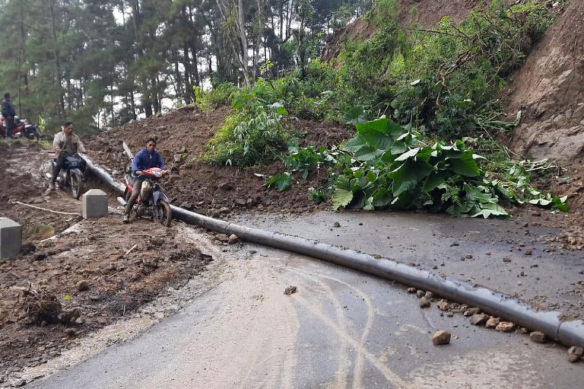 Hujan deras, Longsor putus jalur antarkecamatan di Trenggalek