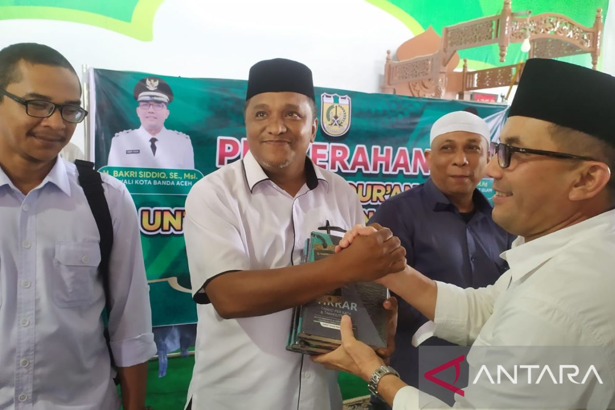 Wali Kota serahkan seribu Al Quran untuk 10 masjid di Banda Aceh