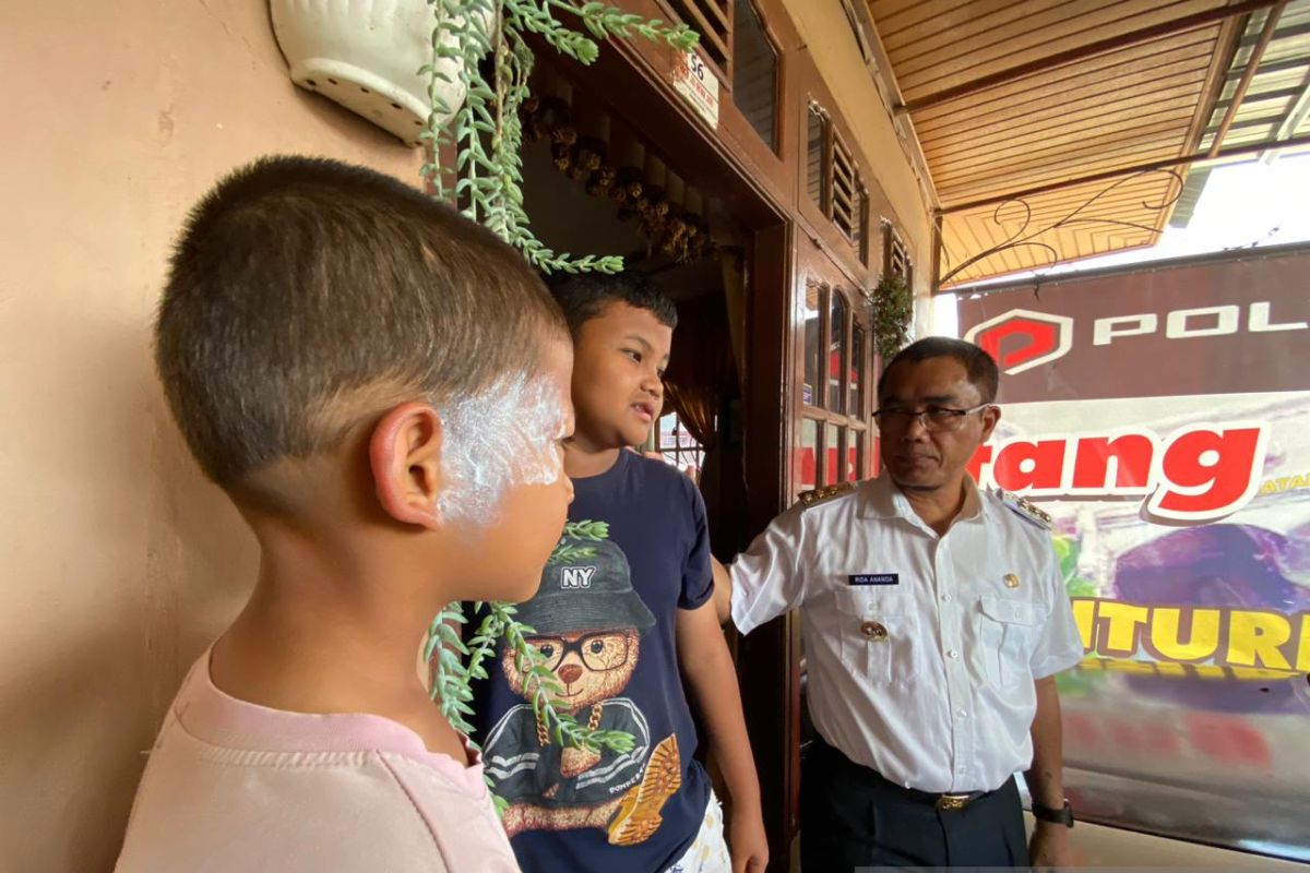 Pj Wako Payakumbuh besuk langsung korban luka bakar