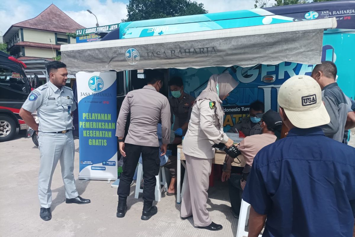 Jasa Raharja Banten gelar giat pengobatan gratis di Terminal Kota Serang