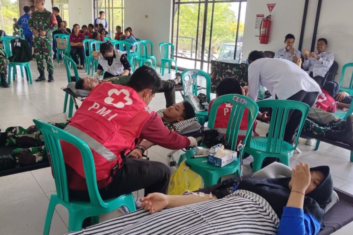 Satgas Pamtas RI-Malaysia donorkan darah pada HUT Korps Armed
