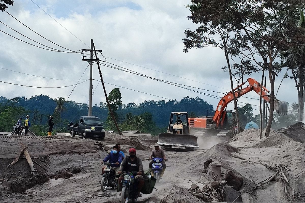 Petugas bersihkan sisa material pasir akibat APG Gunung Semeru