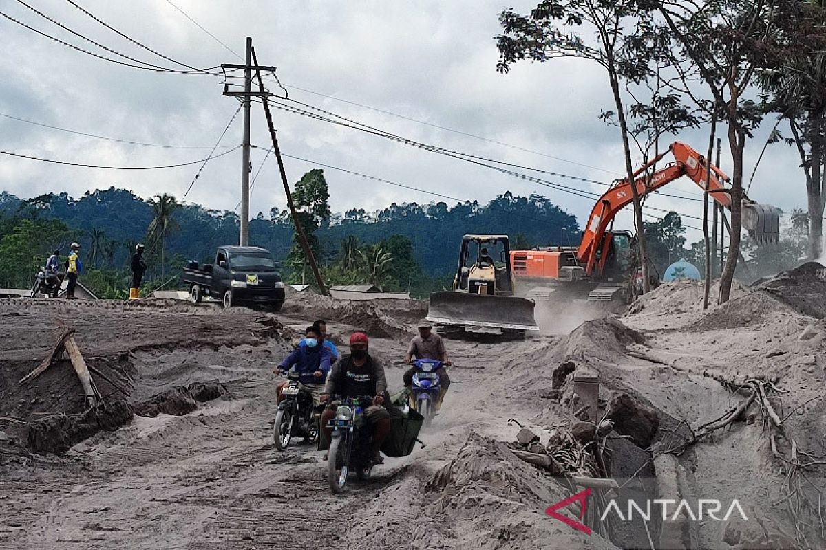 Petugas bersihkan sisa material akibat APG Gunung Semeru