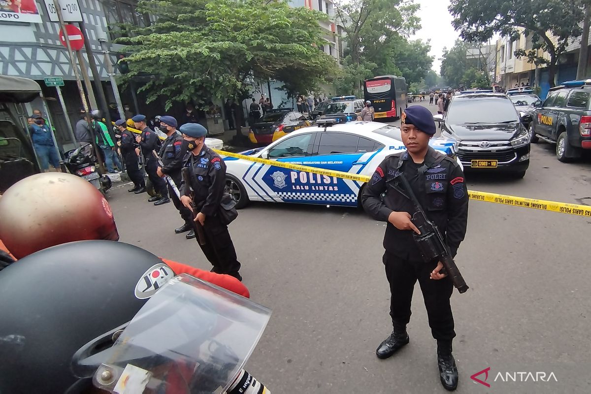 Jalan Astanaanyar ditutup akibat bom di Polsek Astanaanyar Bandung