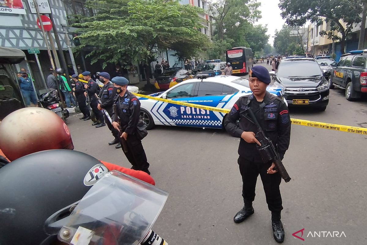 Jalan ditutup sementara akibat ledakan diduga bom bunuh diri di Kantor Polsek Astanaanyar