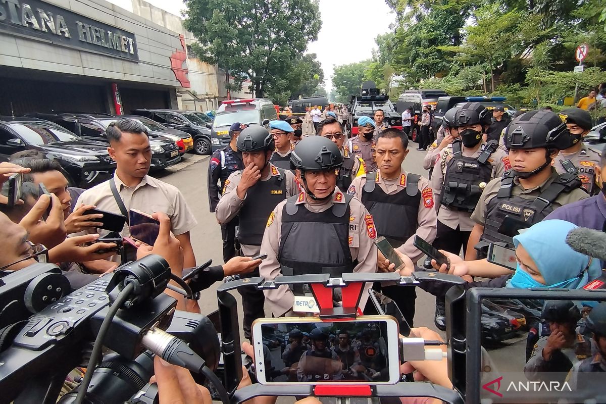 Kapolda Jawa Barat sebut pelaku bom Polsek Astanaanyar diduga bawa dua bom