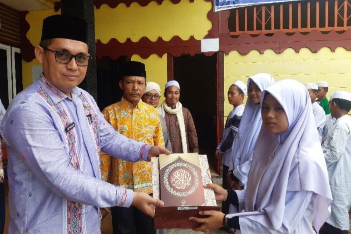 Kemenag Palas beri oleh - oleh kepada santri Pesantren Tahfizd Al - Qur'an As Syafariyah