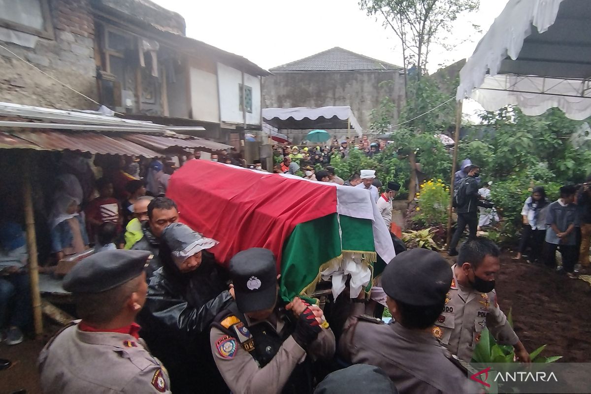 Polisi gelar upacara pemakaman Aiptu Sofyan yang jadi  korban bom Astanaanyar