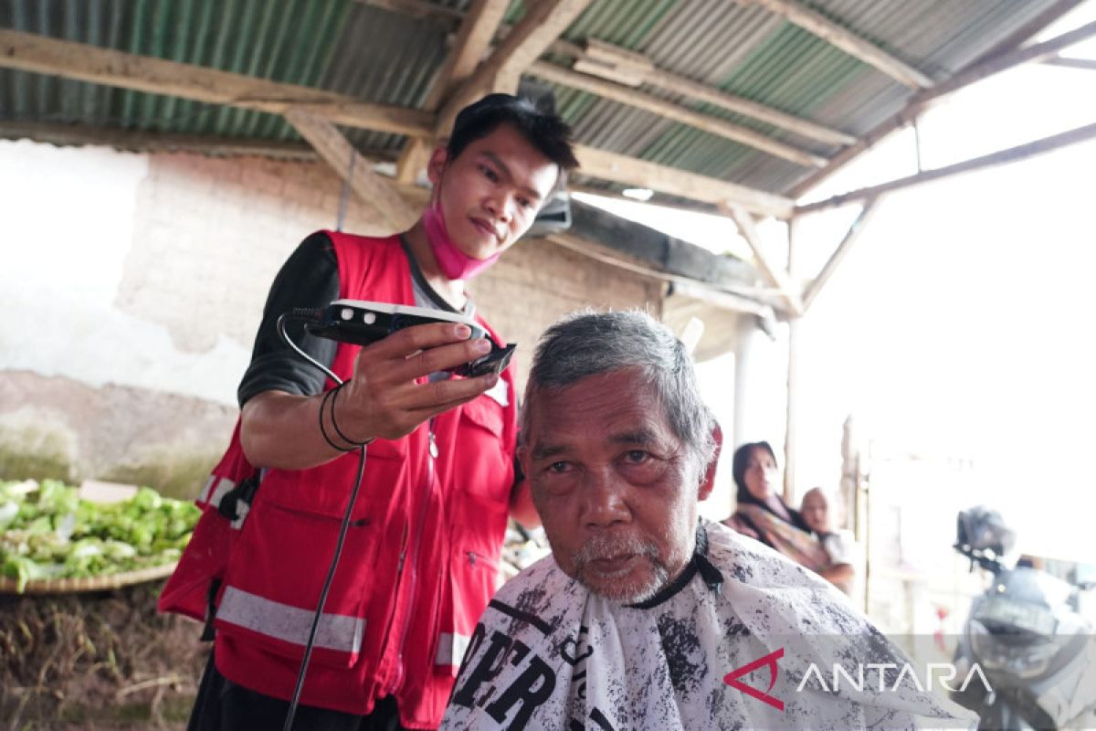 PMI buka layanan cukur rambut gratis untuk para penyintas gempa Cianjur
