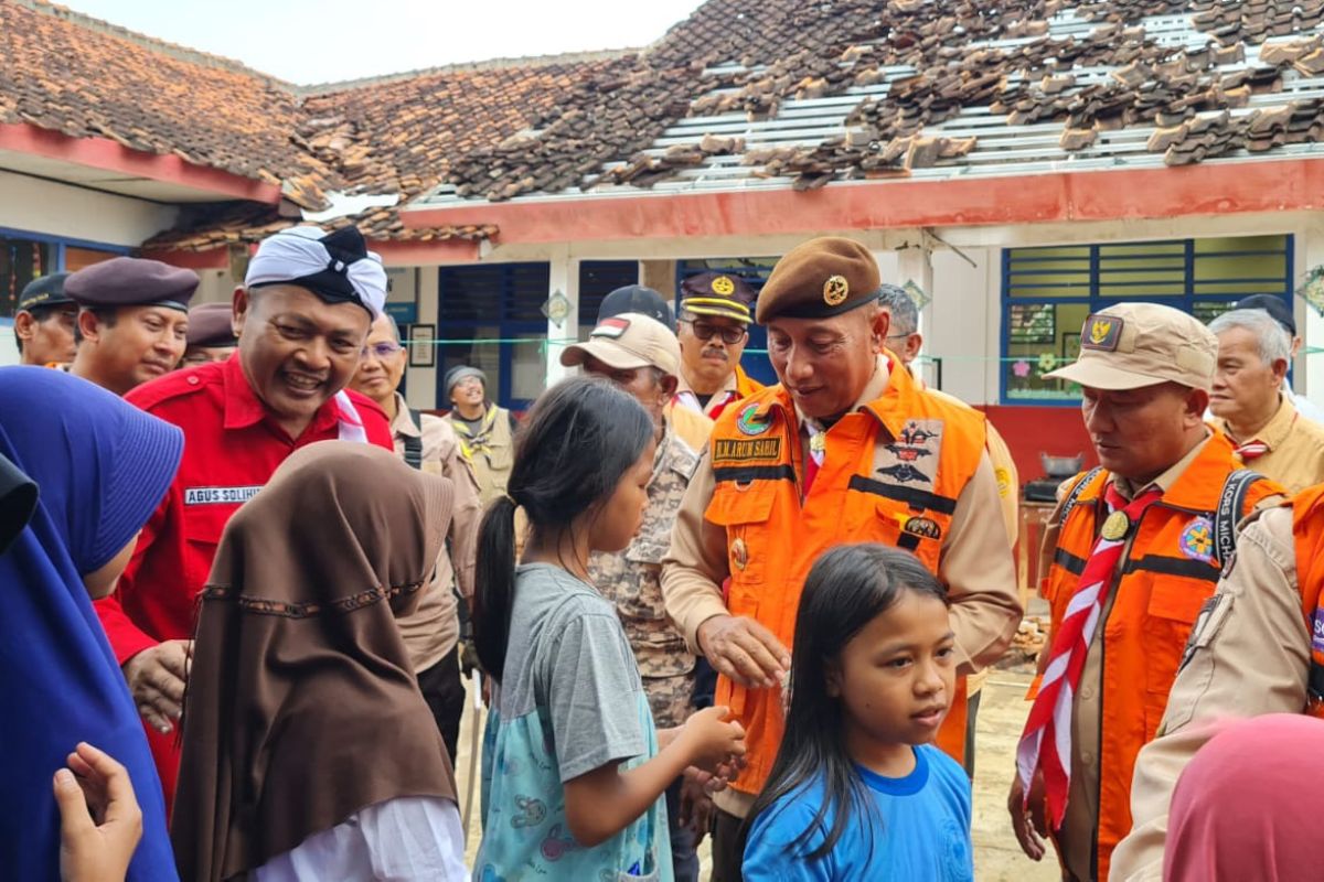 Kwarda Pramuka Jatim salurkan bansos korban gempa Cianjur