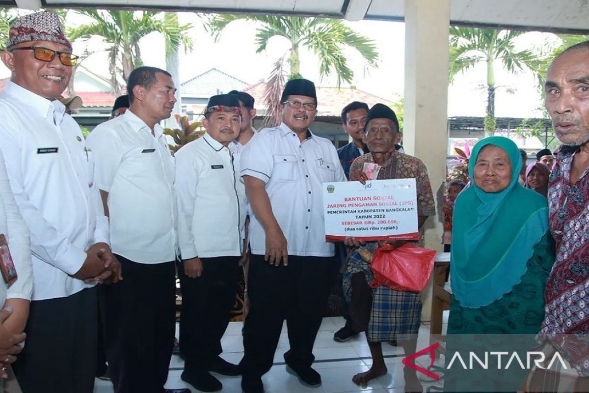 Pemkab Bangkalan salurkan bantuan JPS untuk warga terdampak COVID-19