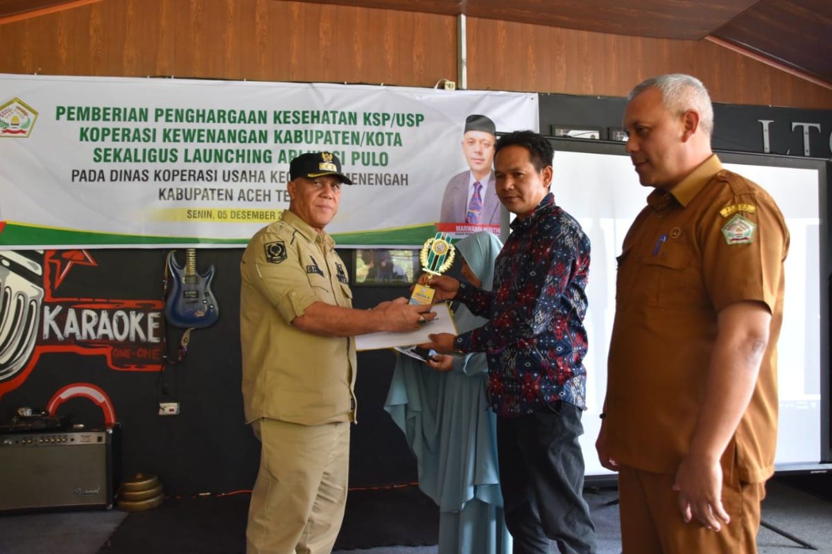 Bupati Shabela beri penghargaan koperasi sehat di Aceh Tengah