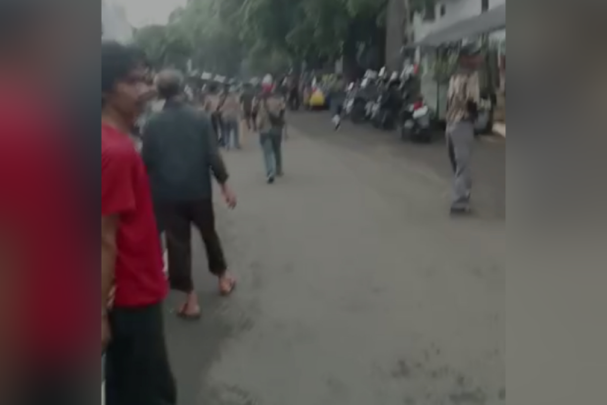 Sebuah ledakan diduga bom bunuh diri terjadi di Polsek Astanaanyar Bandung