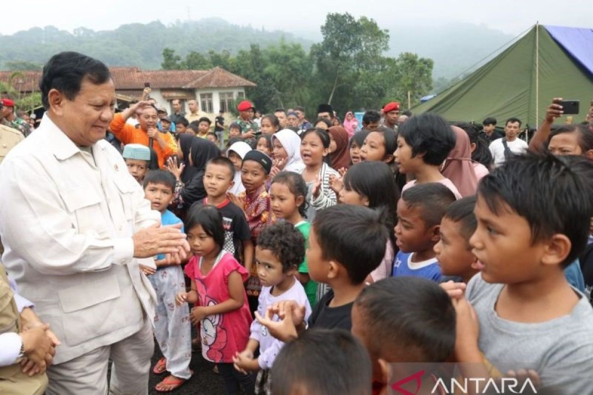 Prabowo  tinjau warga terdampak gempa Cianjur