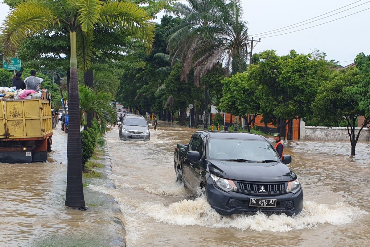 Sejumlah jalan protokol Palembang kembali tergenang air hujan