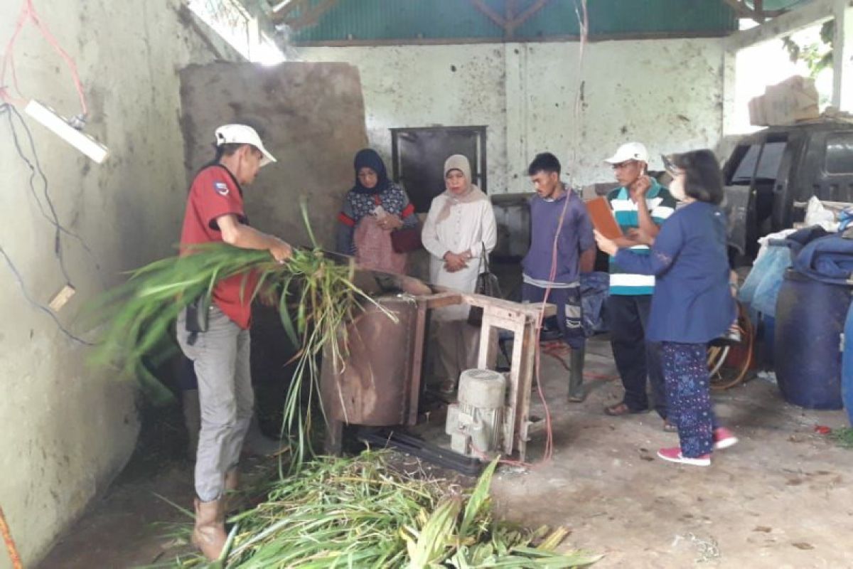 Tim Pengabdian Masyarajat Unand latih Kelompok ternak Gubalo membuat pakan ternak