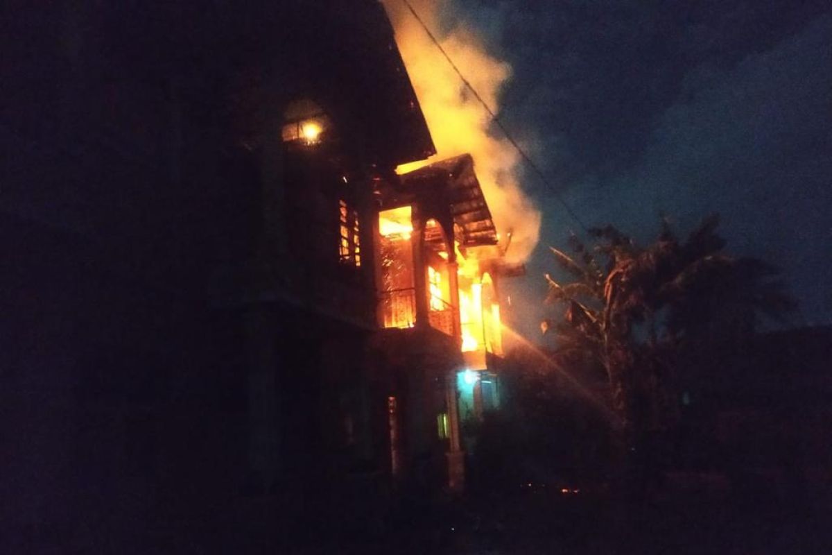 Lima rumah dempet di Pekanbaru ludes dilahap api