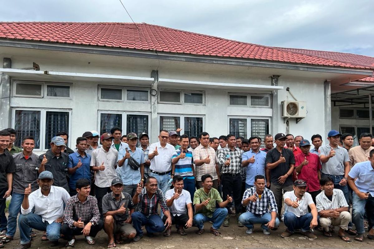 138 warga lokal Air Bangis Pasbar direkrut jadi TKBM di Pelabuhan Teluk Tapang