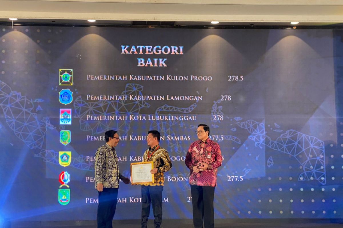 Pemkab Sambas terima Anugerah Meritokrasi 2022