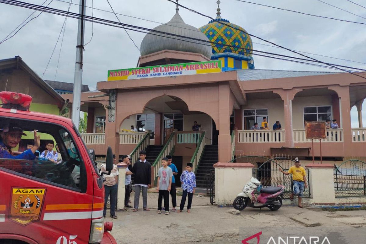 Diduga karena siswa bolos merokok, mesjid di Agam nyaris terbakar