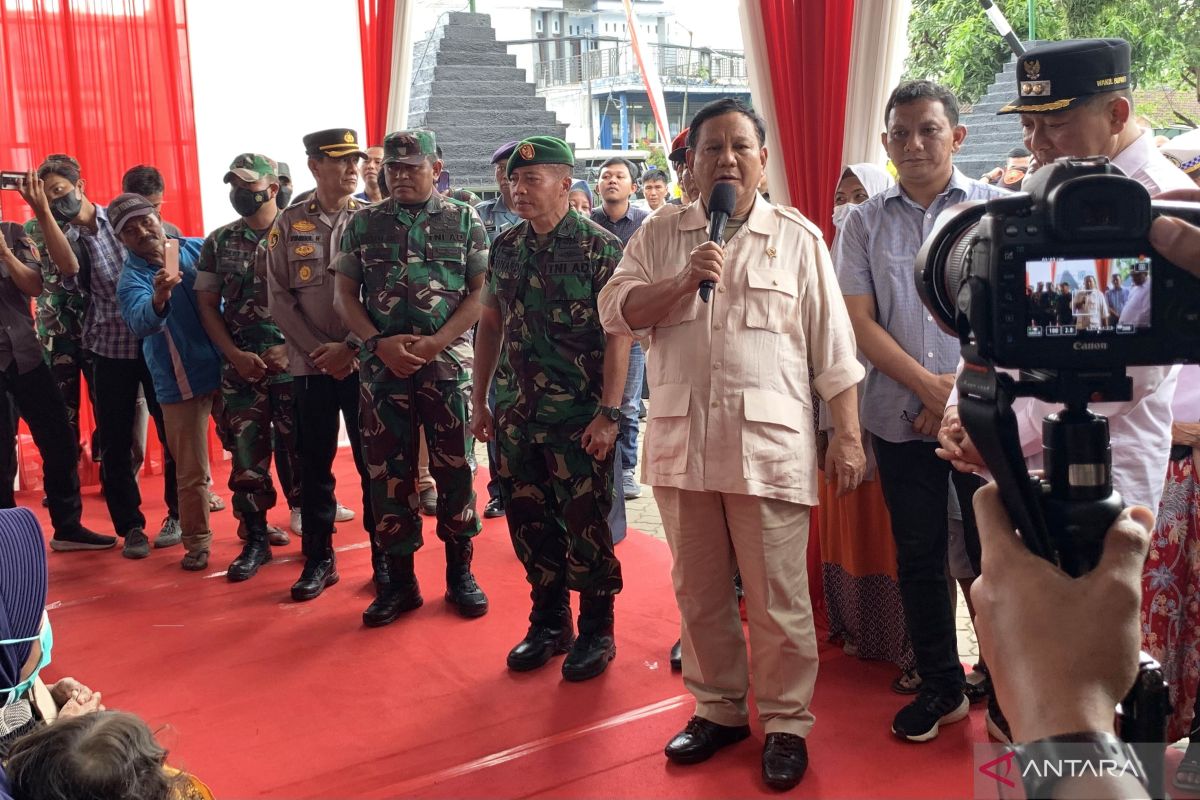 Minister inspects production of arsenal at PT Pindad Malang