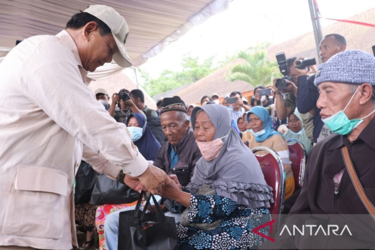 Subianto provides aid to people affected by Mount Semeru eruption