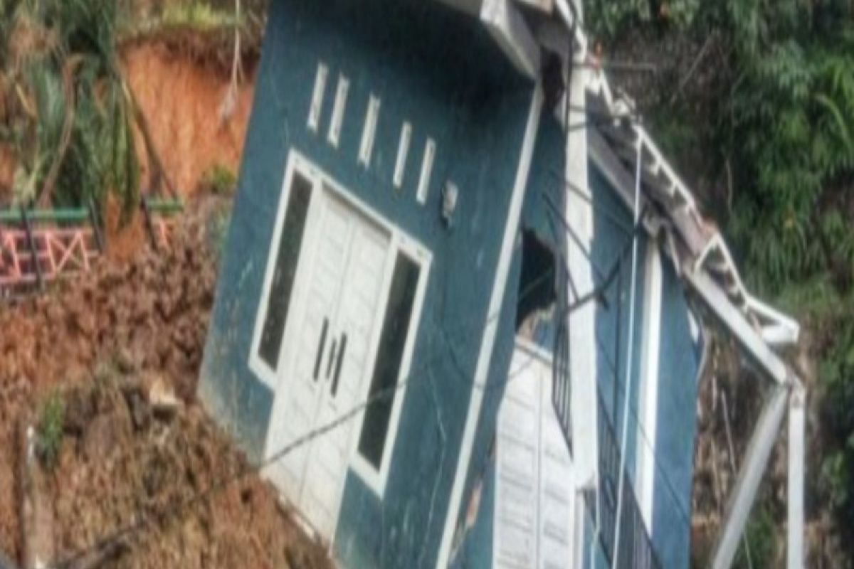 Kantor Karang Taruna Sibolga dihantam longsor