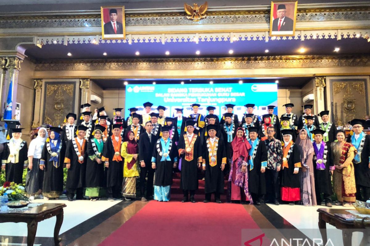 Universitas Tanjungpura Pontianak kukuhkan 11 guru besar