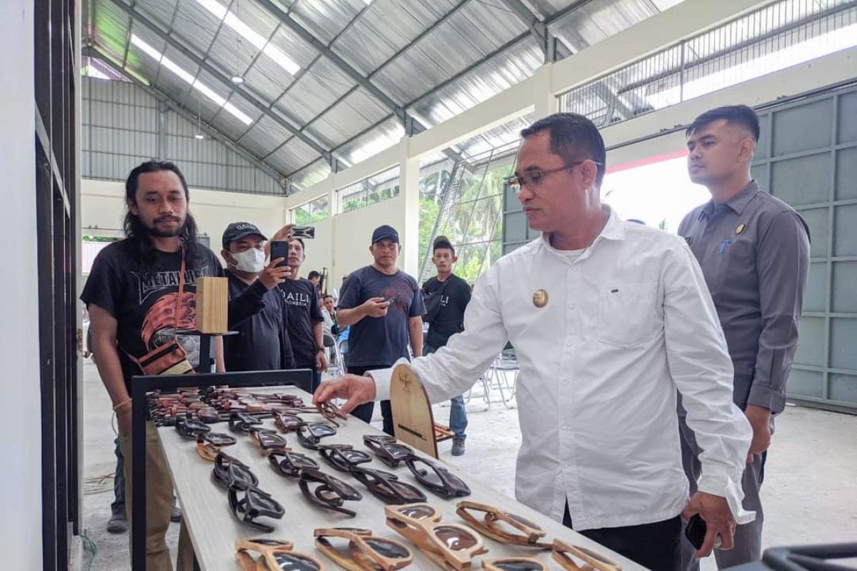 Pemkab Sigi  dorong generasi muda buat kerajinan tangan berbahan kayu