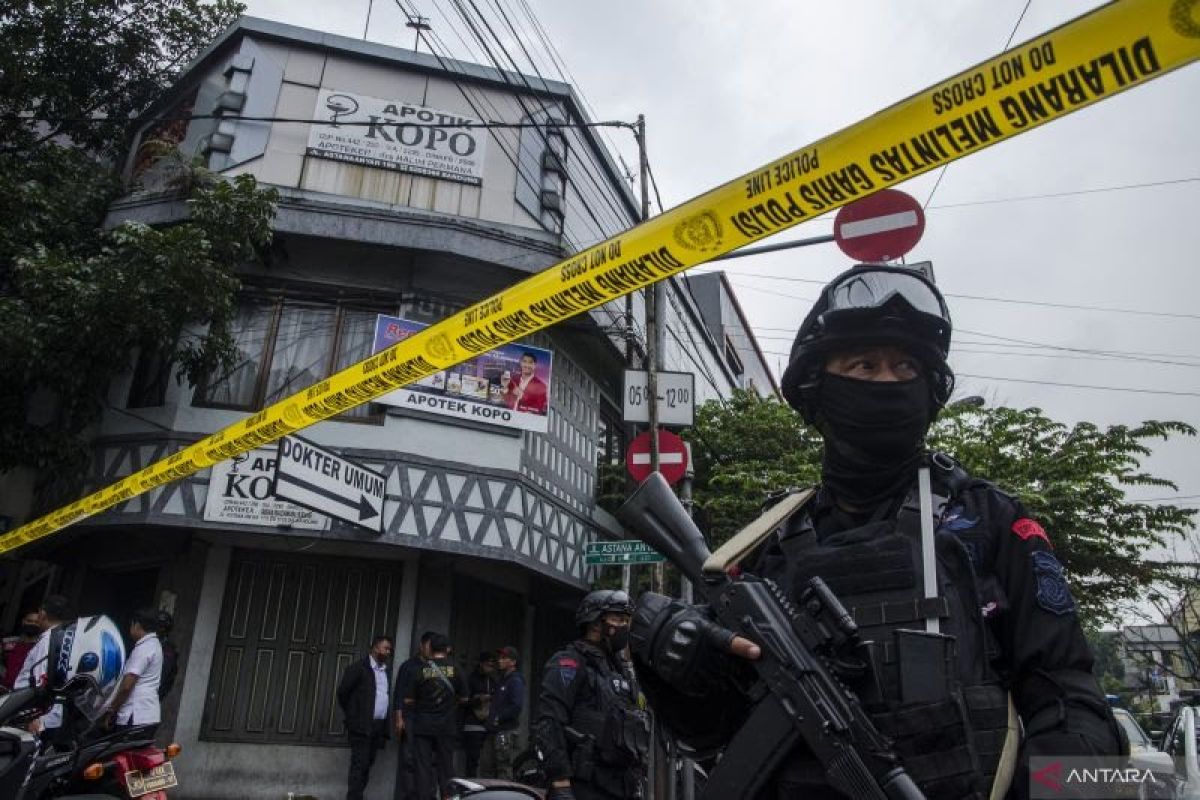 Densus 88 geledah rumah terduga teroris bom Astanaanyar