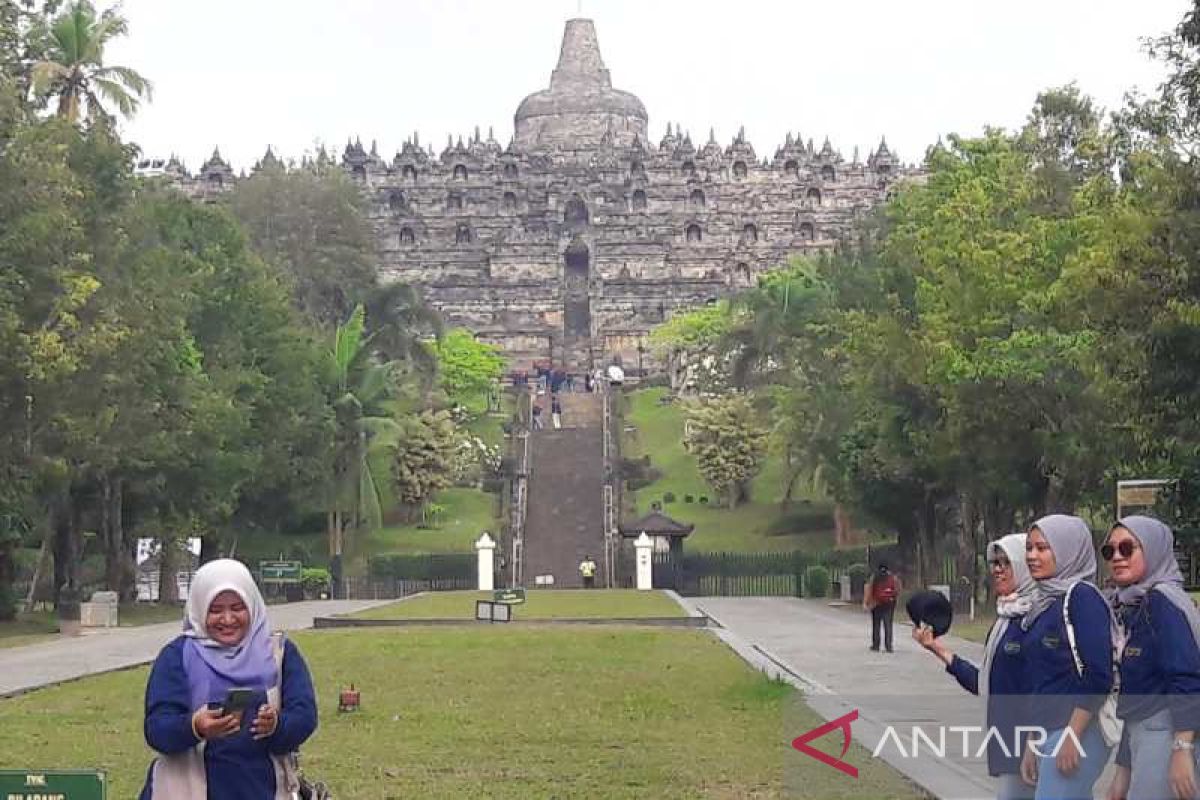 Ada sandal khusus untuk naik Candi Borobudur