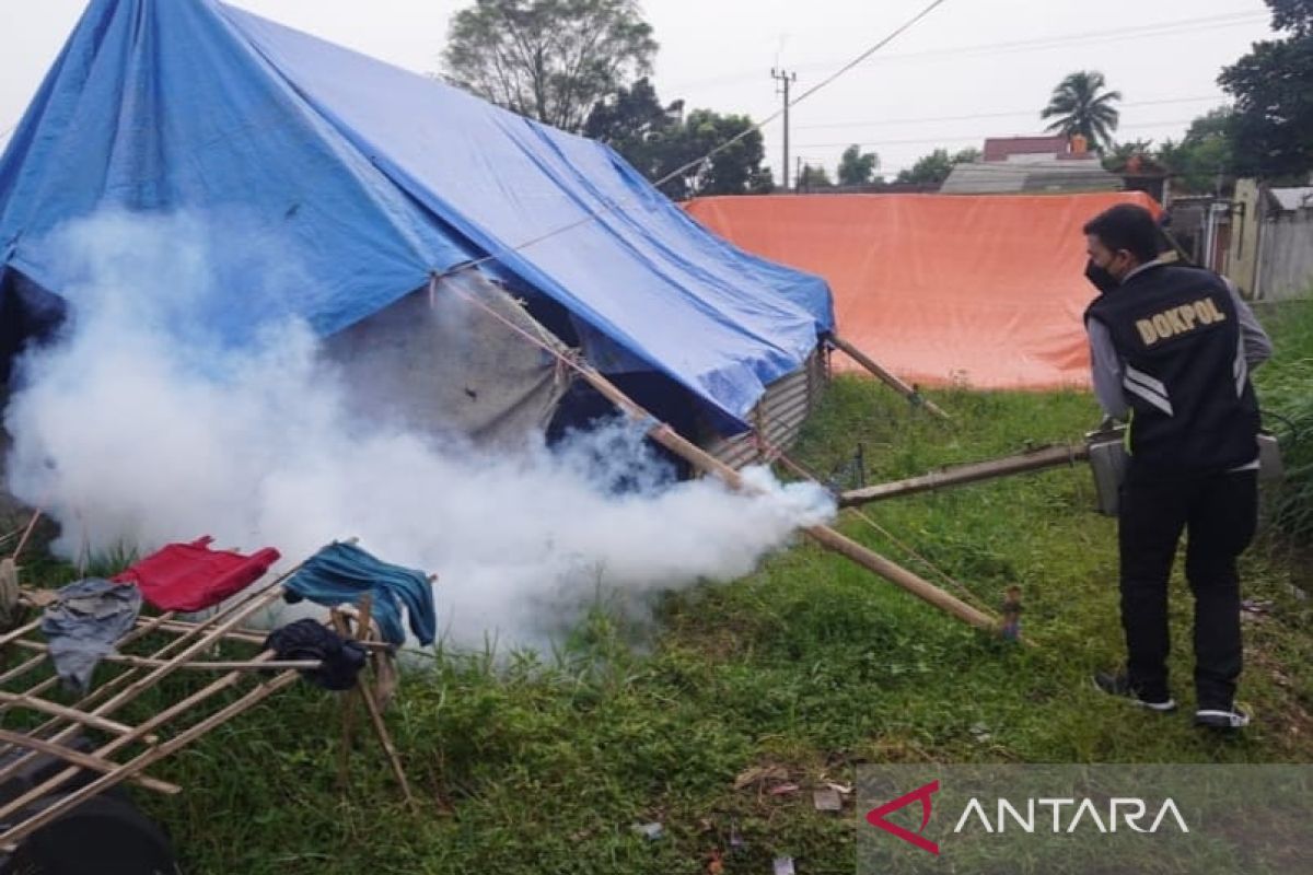 Polri lakukan fogging antisipasi DBD di posko pengungsian