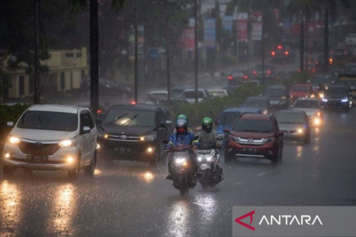 Waspada cuaca hujan berbagai intensitas di sejumlah wilayah pada Sabtu