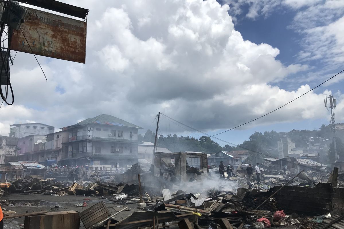 Polda Maluku datangkan Puslabfor selidiki kebakaran ratusan rumah dan lapak di Pasar Mardika