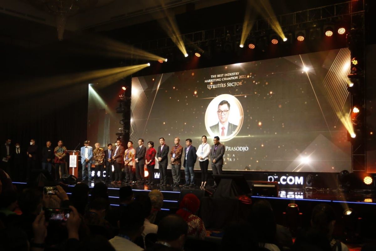 Pelayanan pelanggan makin baik, PLN raih penghargaan "The Best Industry Marketing Champion 2022"