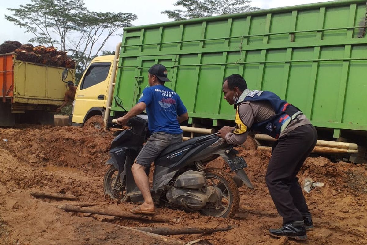 Polisi Jambi bantu warga gotong royong perbaiki jalan