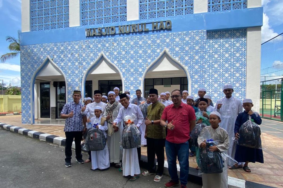 Kejati Kalbar Shalat Jumat bersama anak yatim piatu