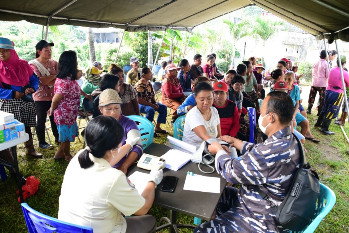 Navy provides free medical treatment to North Sulawesi's residents