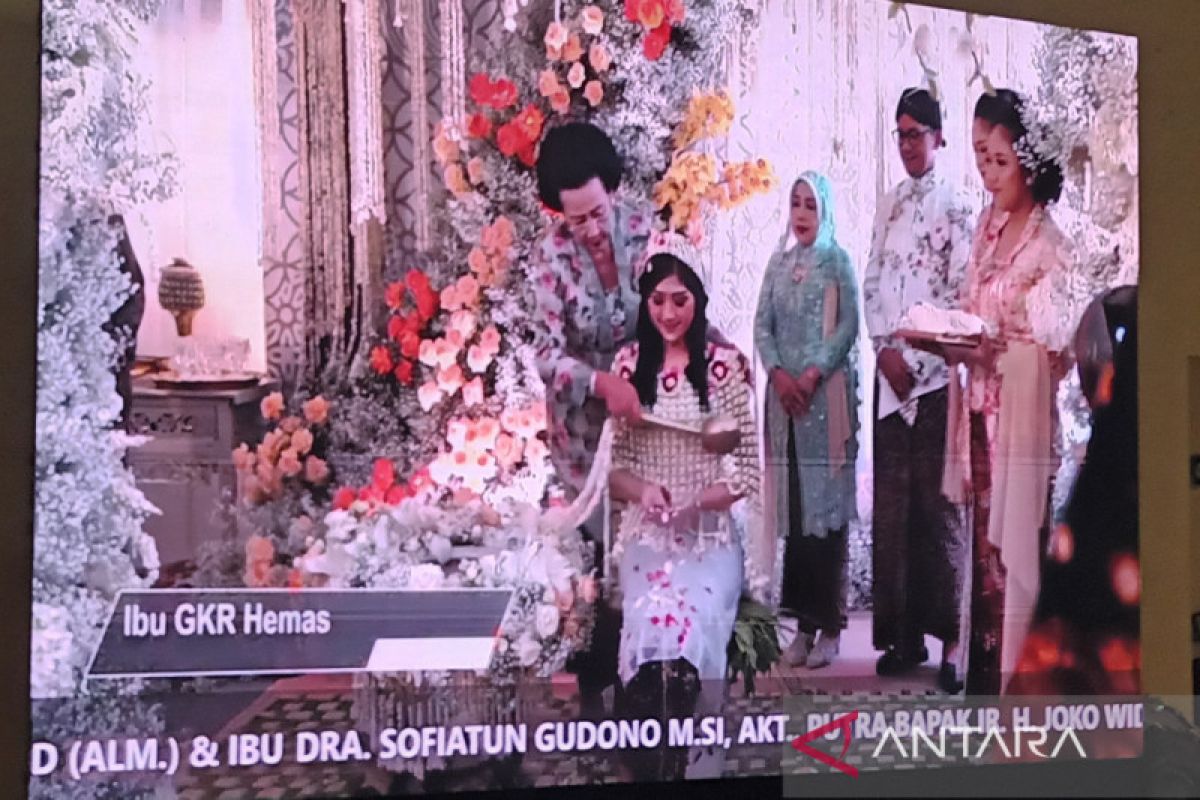 Calon pengantin putri Erina Sofia Gudono menjalani prosesi siraman