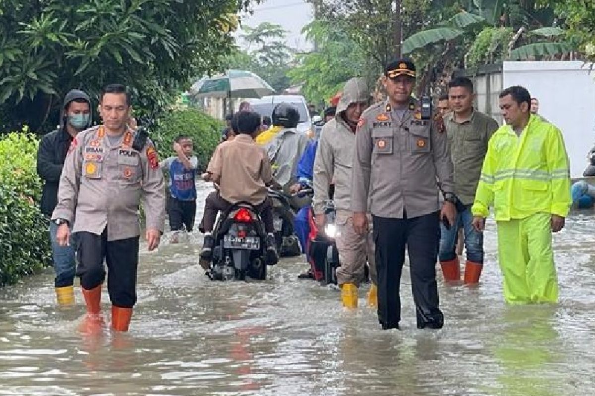 Kapolresta Deliserdang tinjau rumah warga dan asrama polisi terendam banjir