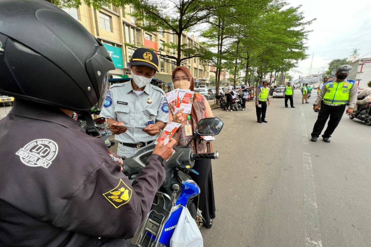 Samsat Ciledug Lakukan Giat Razia PKB Sekaligus Sosialisasi Penghapusan Denda Kepada Pemilik Kendaraan Bermotor