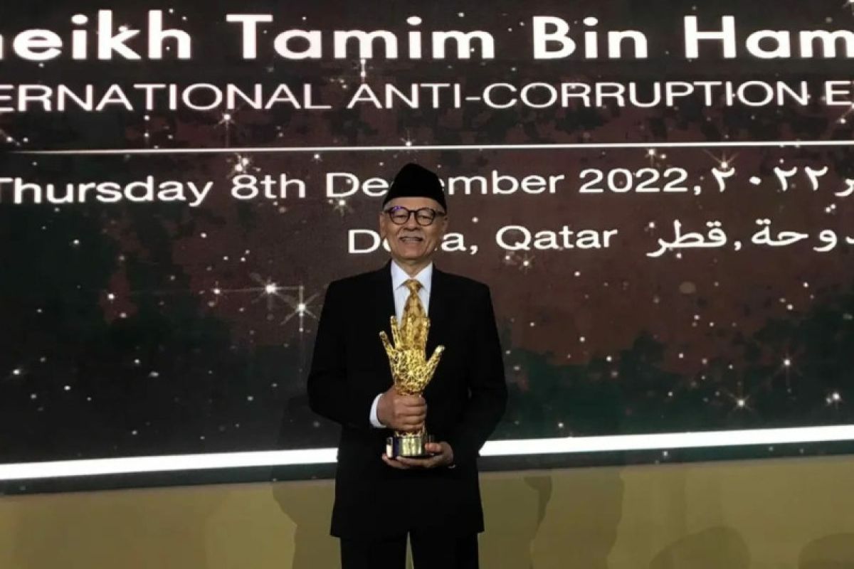 Former KPK chief receives anti-corruption award from Qatar