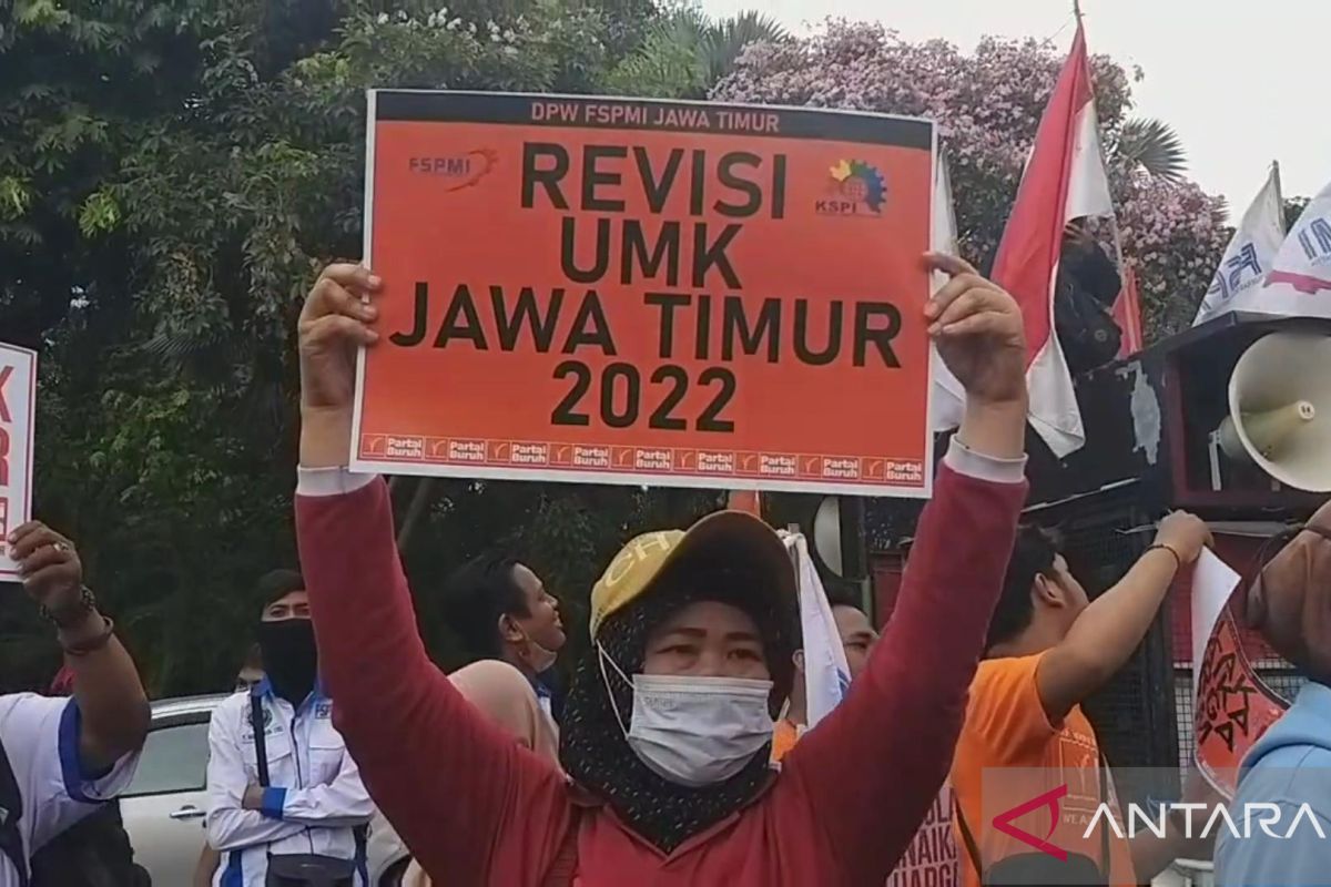 Gubernur Khofifah umumkan UMK 38 kabupaten/kota tahun 2023