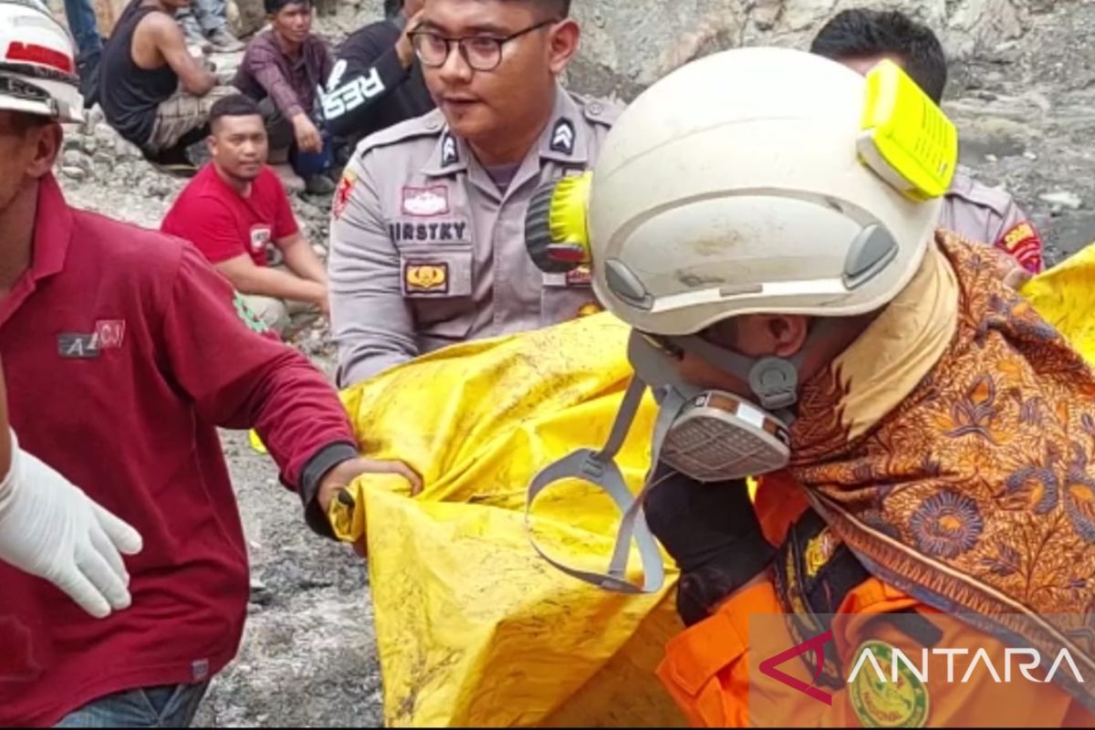 Tim SAR gabungan evakuasi korban ke-10 ledakan tambang di Sawahlunto